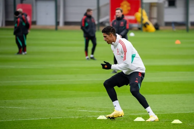 Raphael Varane và HLV Erik ten Hag có hành động xóa tan tin đồn đổ vỡ 2