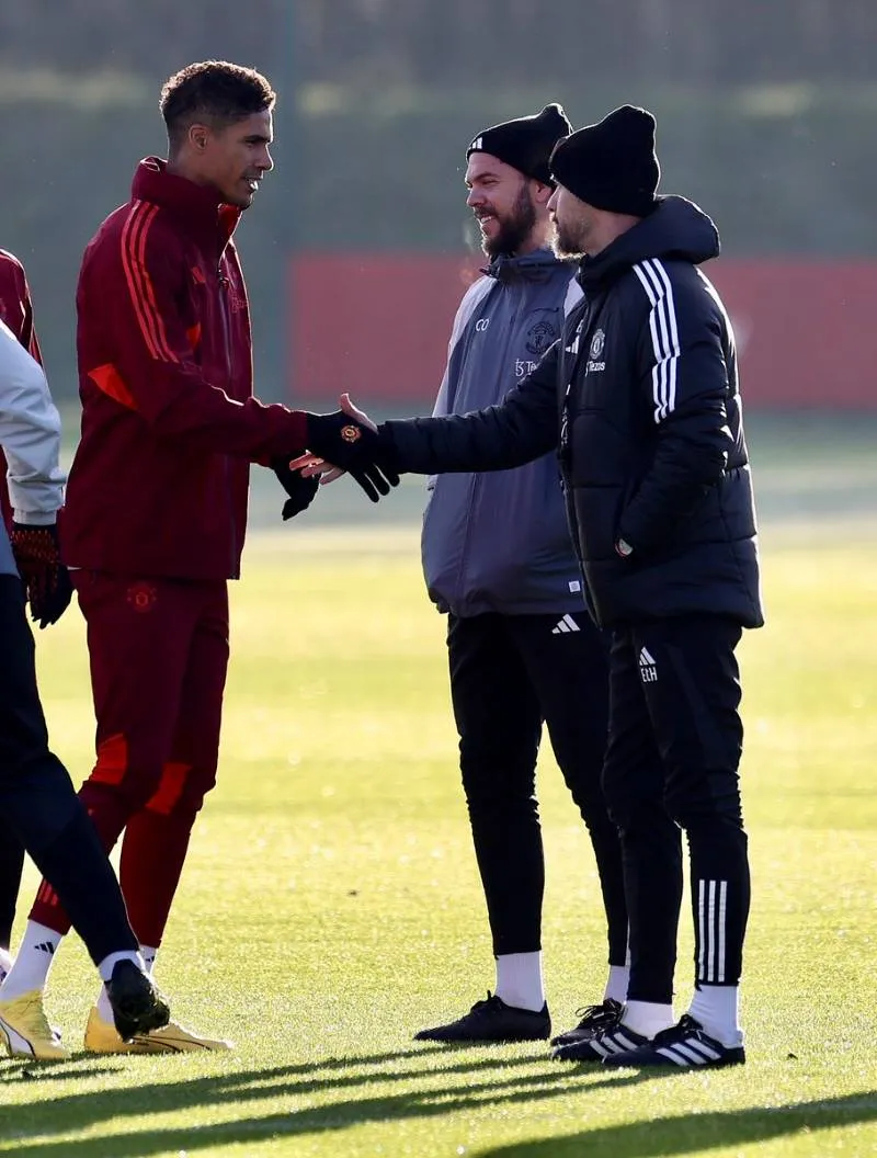 Raphael Varane và HLV Erik ten Hag có hành động xóa tan tin đồn đổ vỡ 1
