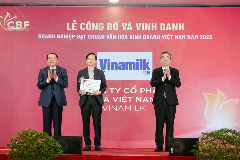 Vinamilk được vinh danh “Doanh nghiệp đạt chuẩn văn hóa kinh doanh Việt Nam” 1