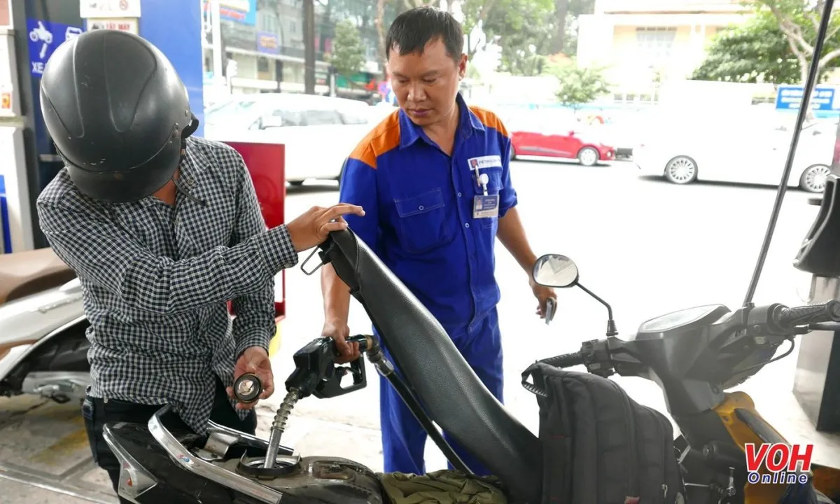 Giá xăng trái chiều, RON95 giảm, E5 RON92 tăng 