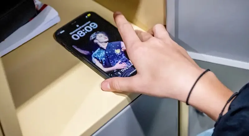 Học sinh New Zealand bị cấm dùng điện thoại trước cảnh báo thanh thiếu niên hiếm khi đọc, viết 1