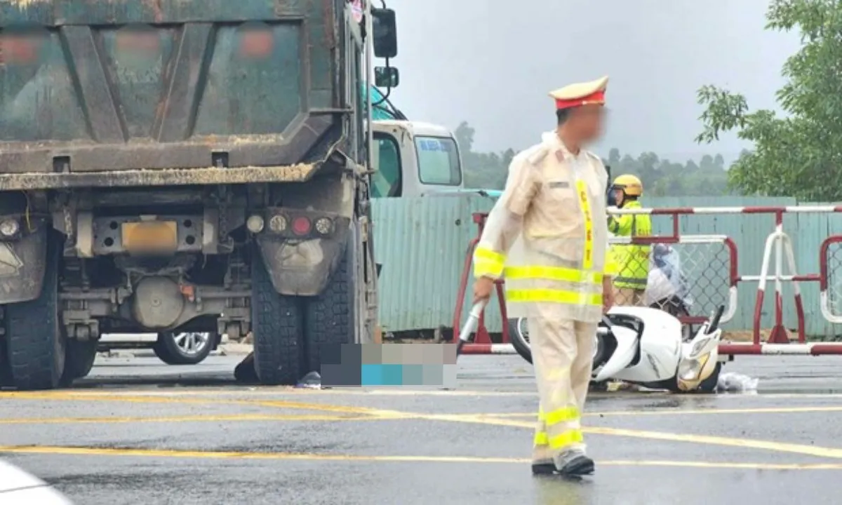 Xe ben va chạm xe máy, vợ chết tại chỗ, chồng bị thương