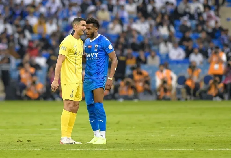 Ronaldo "giả điên" hài hước khi bị cầu thủ Al Hilal trêu tức 1