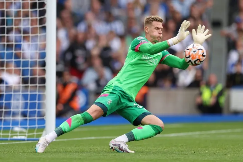 Ten Hag nói Onana hay thứ hai Ngoại hạng Anh, vậy thủ môn nào xuất sắc nhất? 2