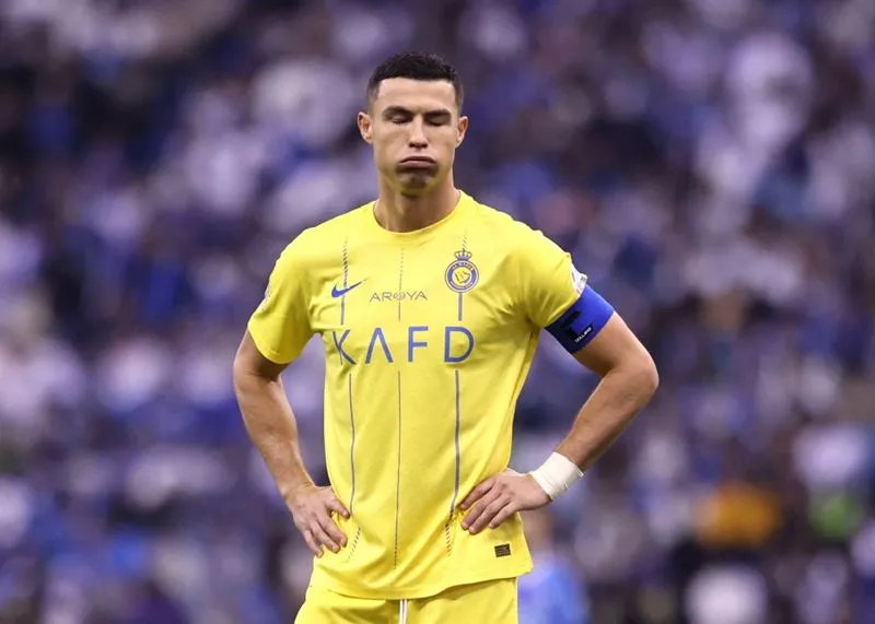 Ronaldo bị khóa chặt trong ngày Al-Nassr chơi dưới sức - Ảnh: Internet