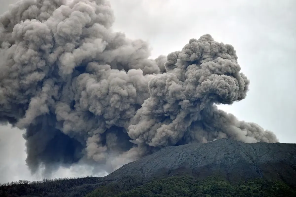 Núi lửa phun trào ở Indonesia, ít nhất 11 nhà leo núi thiệt mạng