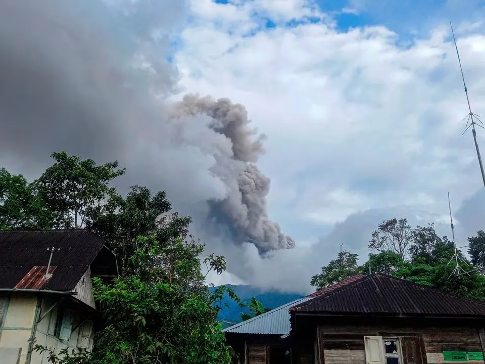 Núi lửa phun trào ở Indonesia, ít nhất 11 nhà leo núi thiệt mạng