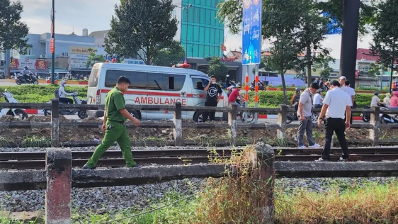 TPHCM: Lao ra đường ray, người đàn ông bị tàu tông tử vong 1