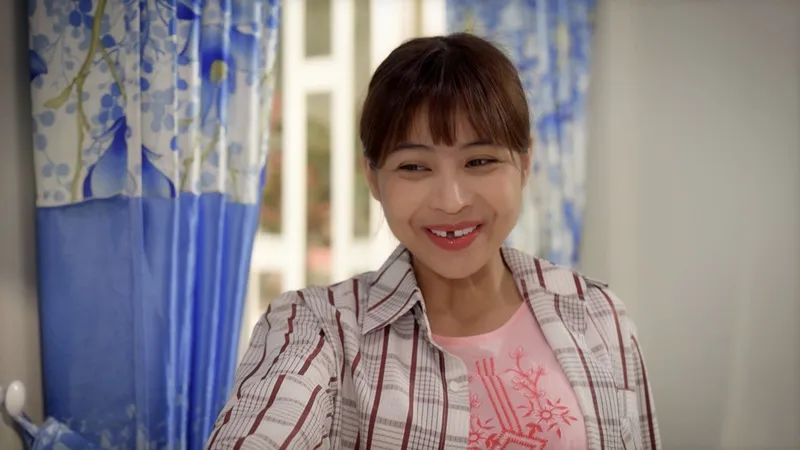 Hoàng Yến My không ngại làm xấu, tháo cả răng khi quay phim Gia Đình Lý Sự 1