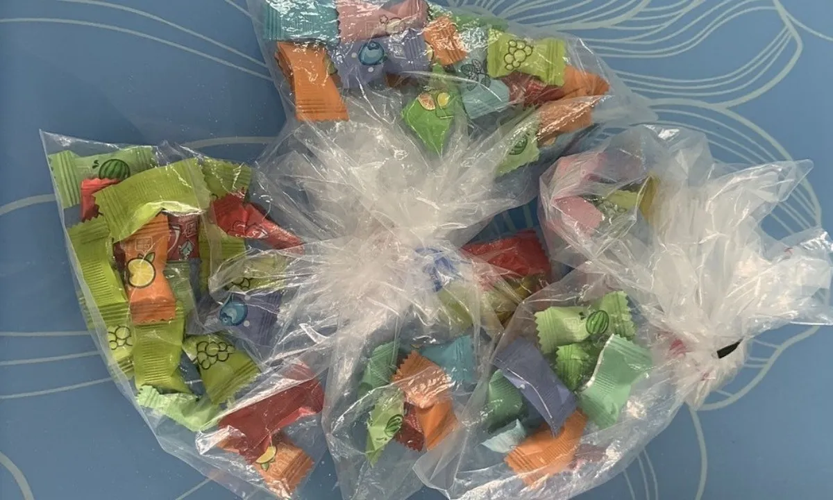 Hàng chục học sinh bị ngộ độc sau khi ăn kẹo mua từ bạn cùng trường