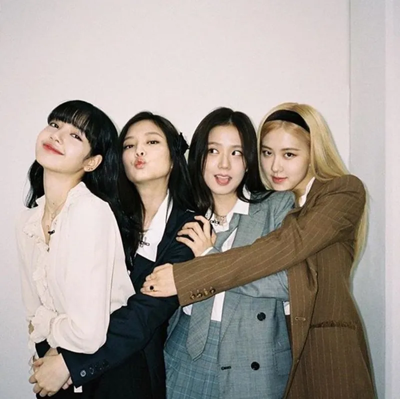 4 thành viên BLACKPINK đều gia hạn hợp đồng nhóm, cồ phiếu YG tăng cao phi mã 2