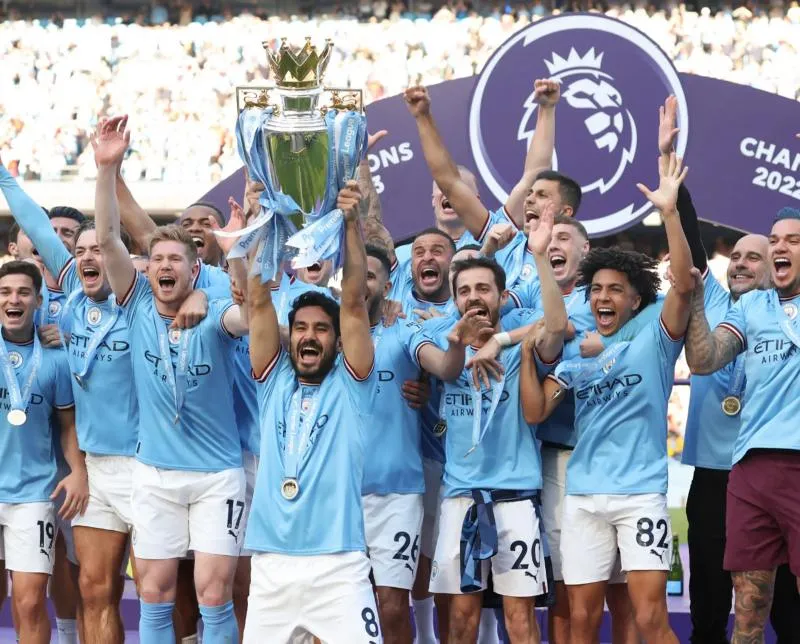 Pep "xù lông nhím" réo tên, móc mỉa 2 huyền thoại MU và Liverpool 2