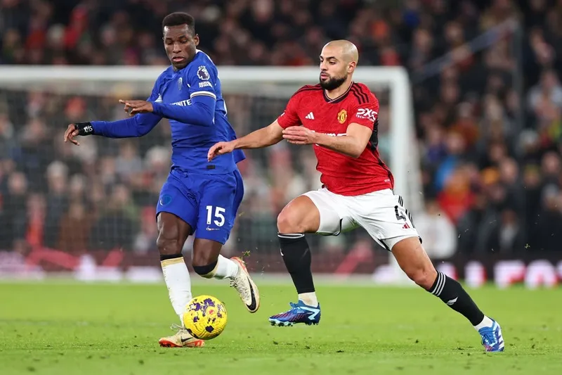 Amrabat khiến tuyến giữa Chelsea không thể kiểm soát trái bóng - Ảnh: Internet