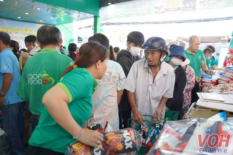 “Gian hàng 0 đồng” mang niềm vui cho người dân nghèo 8