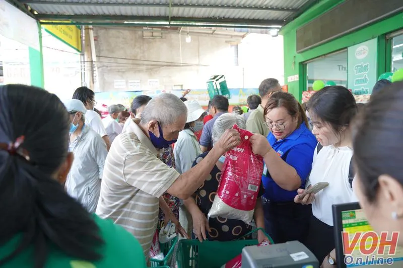 “Gian hàng 0 đồng” mang niềm vui cho người dân nghèo 7