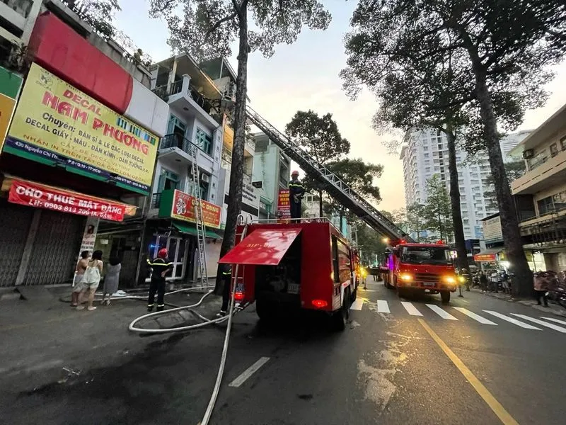 Điểm tin trưa 10/12: Giả cộng tác viên tạp chí 'tống tiền' doanh nghiệp | Trung Quốc giảm phí thị thực cho Việt Nam 1