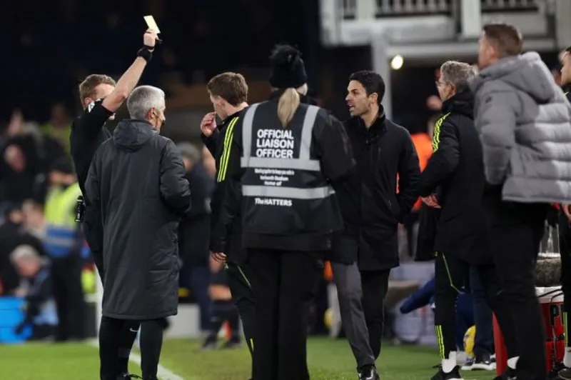 Pep ăn mừng tranh cãi, Ngoại hạng Anh có đang tồn tại "tiêu chuẩn kép"? 2