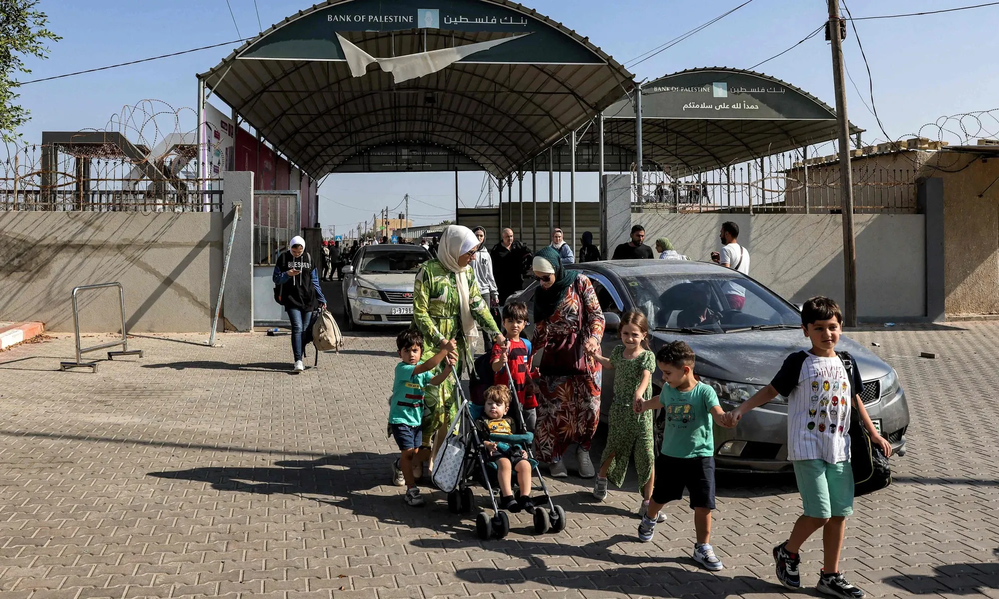 Thêm nhiều quốc gia sơ tán công dân khỏi Dải Gaza