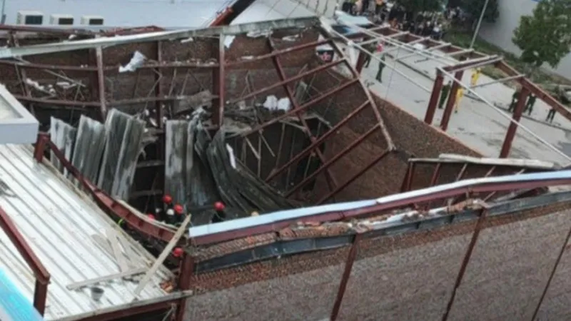 Nhiều người thương vong trong vụ sập mái nhà đang thi công 1