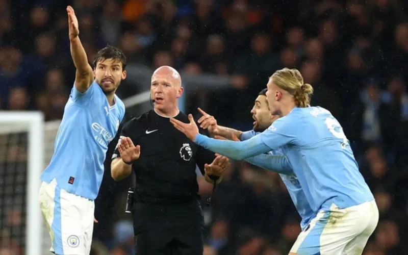 Man City dính "tiếng còi méo", Trưởng ban trọng tài Anh thừa nhận sự thật khó đỡ 1