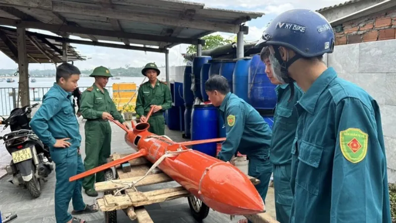 Quảng Ngãi: Thiết bị như máy bay không người lái dạt vào bờ biển 1