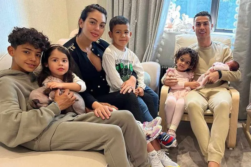 VIDEO: Ronaldo đeo băng đô hồng chiều ý con gái, tâng bóng cùng quý tử mặc áo PSG 1