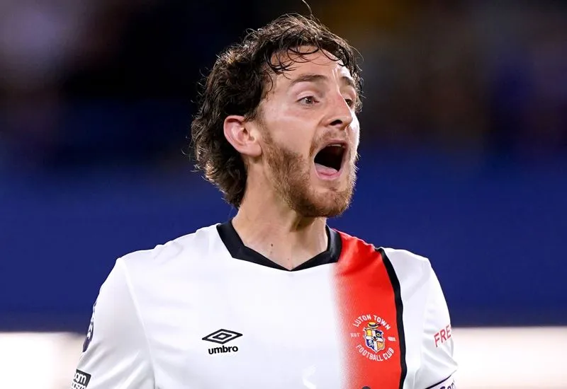 Cầu thủ Luton Town lần thứ 2 đối mặt tử thần, cả Ngoại hạng Anh chỉ biết cầu nguyện 2