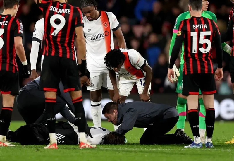 Cầu thủ Luton Town lần thứ 2 đối mặt tử thần, cả Ngoại hạng Anh chỉ biết cầu nguyện 1