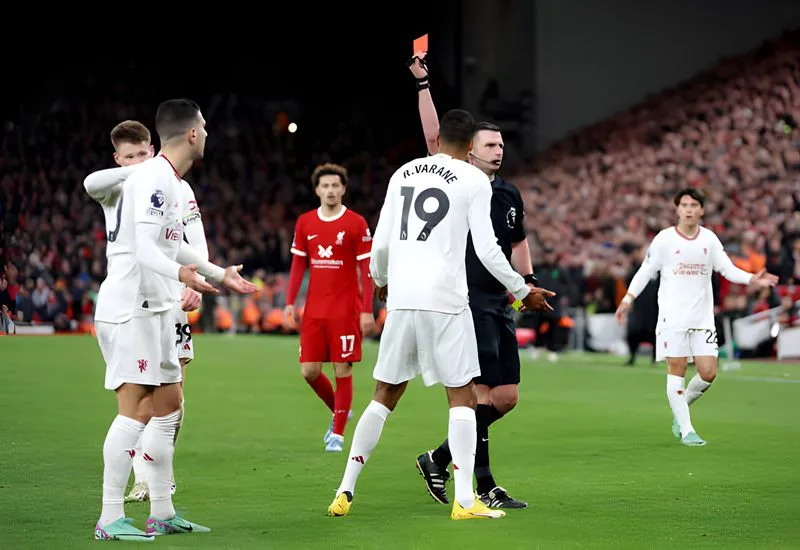 Trước Dalot, Michael Oliver biến sao Arsenal thành "nạn nhân" với quyết định hoang đường 1