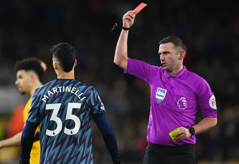 Trước Dalot, Michael Oliver biến sao Arsenal thành "nạn nhân" với quyết định hoang đường 2