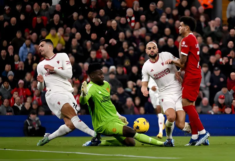 Chấm điểm Liverpool 0-0 MU: Đẳng cấp Varane, Onana | Nunez vô hại 1