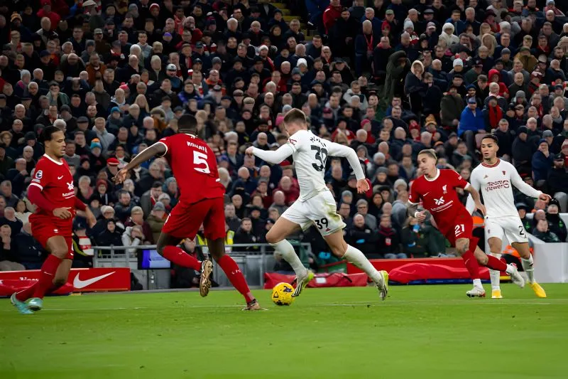 Chuyển trạng thái nhanh kiểu Ten Hag: Chỉ mất 20 giây từ khung thành đội nhà sang vòng cấm đối thủ 1