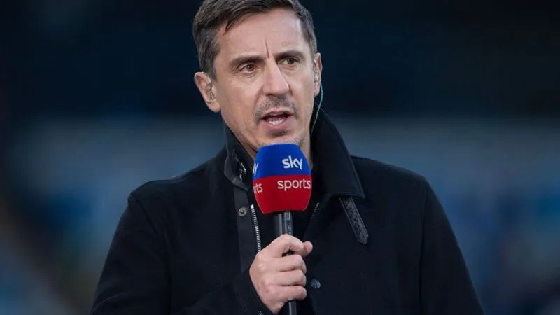 Gary Neville cho rằng việc triển khai bóng từ phần sân nhà trước Liverpool là lối chơi tự sát - Ảnh: Internet