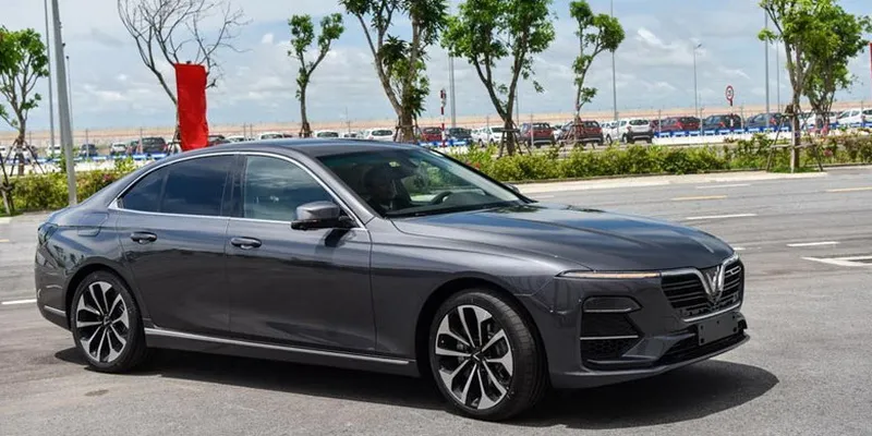 Nhiều mẫu xe giảm giá hàng trăm triệu, khách hàng vẫn 