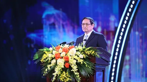 Thủ tướng ghi nhận, biểu dương và nhiệt liệt chúc mừng những tập thể, cá nhân đã có những công trình khoa học xuất sắc, được tôn vinh - Ảnh: VGP/Nhật Bắc