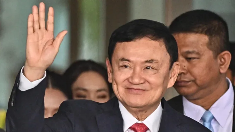 Cựu Thủ tướng Thaksin đủ điều kiện được giam giữ ngoài nhà tù 1