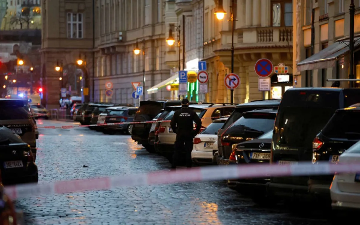 Cảnh sát phong tỏa hiện trường vụ xả súng tại Đại học Charles, Prague, Czech ngày 21/12. Ảnh: Reuters