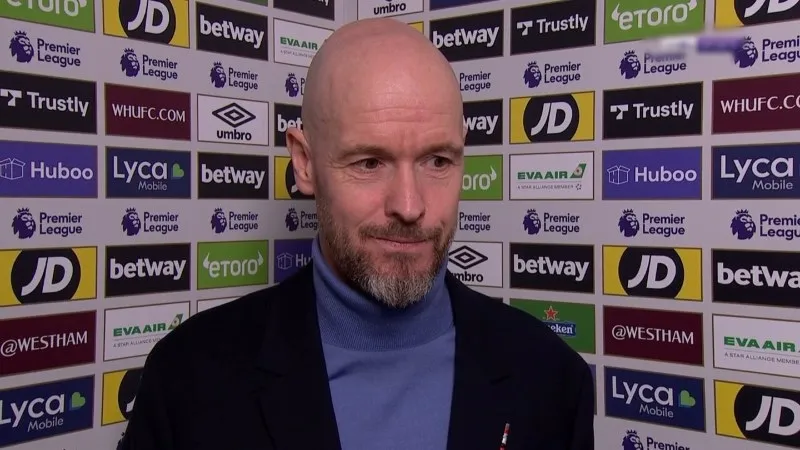 Ten Hag khiến phóng viên bối rối với màn trả lời như người 