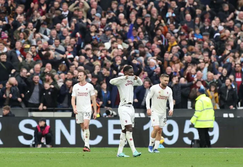 "Tiểu Pogba" xử lý như trò hề, trò cũ Ten Hag ngạo nghễ trừng phạt MU 1