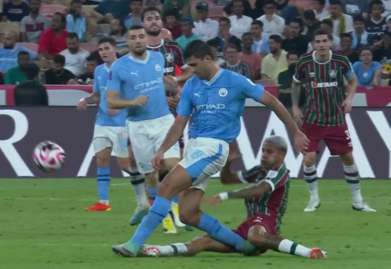 VIDEO: Kinh hoàng Rodri lĩnh trọn cú vào bóng theo phong cách "lưỡi liềm" từ cầu thủ Fluminense 1
