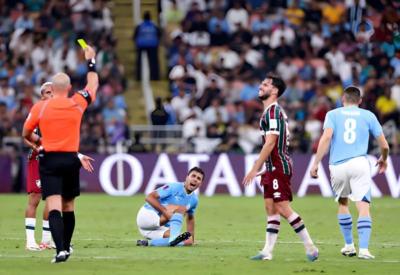 VIDEO: Kinh hoàng Rodri lĩnh trọn cú vào bóng theo phong cách "lưỡi liềm" từ cầu thủ Fluminense 2
