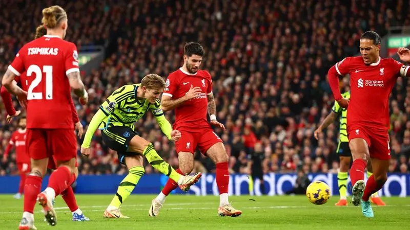 Odegaard khiến hàng thủ Liverpool gặp khó khăn - Ảnh: Internet