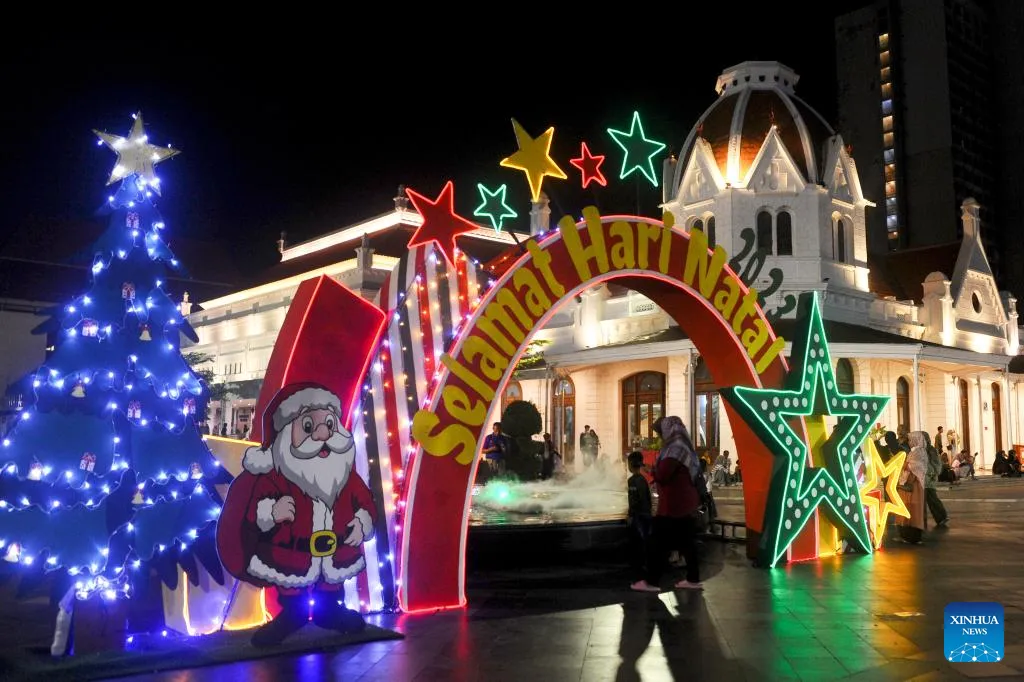 Thế giới rộn ràng mừng đón Giáng sinh