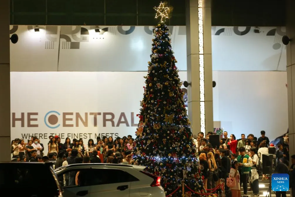 Thế giới rộn ràng mừng đón Giáng sinh 