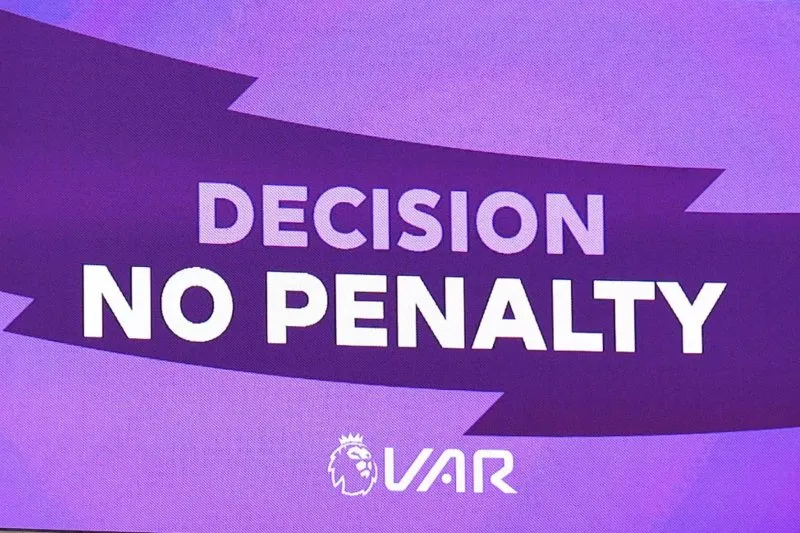 Bóng chạm tay Odegaard trong vòng cấm, VAR xác định không có penalty vì 1 lý do 2
