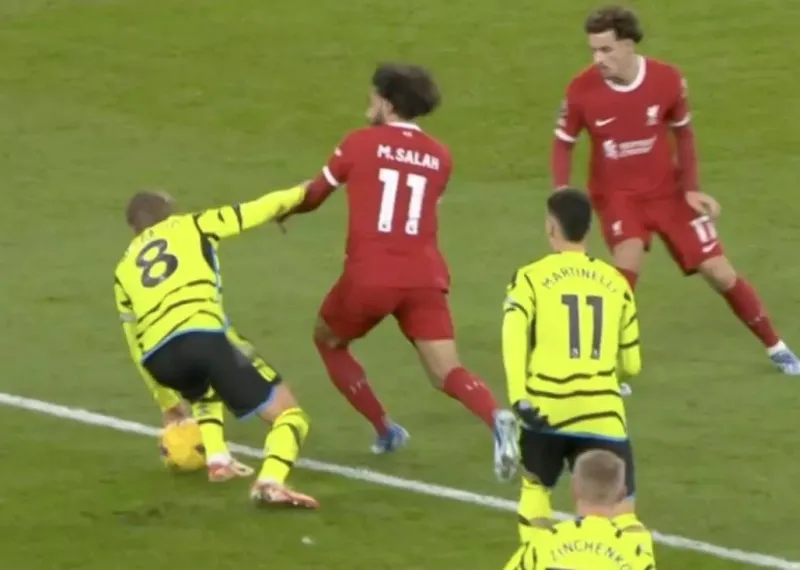 Bóng chạm tay Odegaard trong vòng cấm, VAR xác định không có penalty vì 1 lý do 1