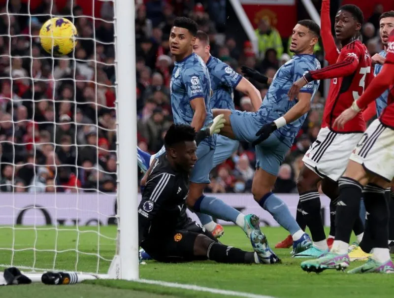 Onana tội nghiệp sập bẫy đối thủ "cáo già", Bruno bắt chước bất thành 2