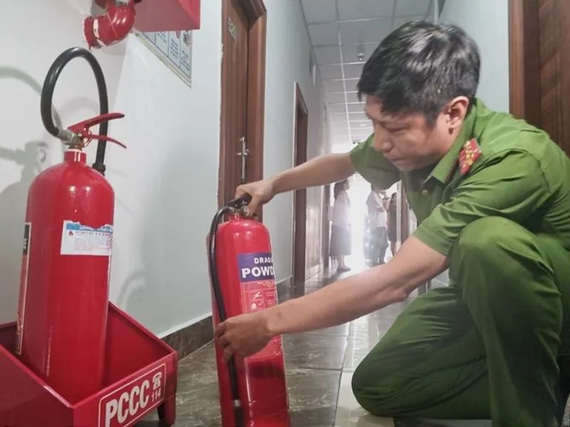 EVNHCMC tăng cường bảo đảm an toàn điện tại các nhà trọ, nhà cao tầng 2