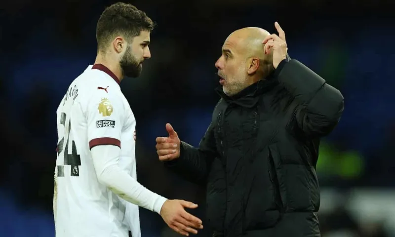 VIDEO: Truy cầu sự hoàn hảo, Pep Guardiola kéo cổ hậu vệ đắt giá nhất mọi thời đại nhắc nhở 1