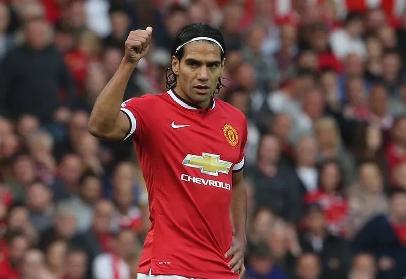 10 thương vụ sai lầm làm sự nghiệp cầu thủ lụi tàn: Hazard trả giá đắt | CĐV Arsenal hả hê vì 